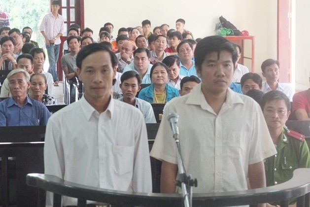 出庭受審的2名被告人黃玉松（左）和范春平。（同塔報）