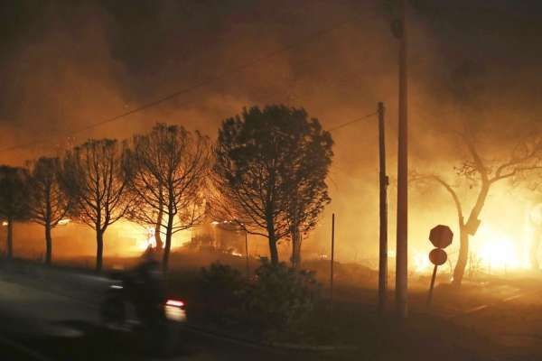 圖為7月23日希臘雅典郊區一帶發生10年來最嚴重的森林大火。（圖源：AP）