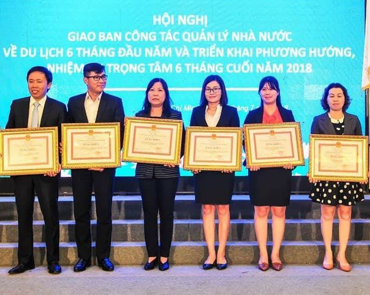 華人企業家陳僑漢（左二）獲市人委會獎狀。