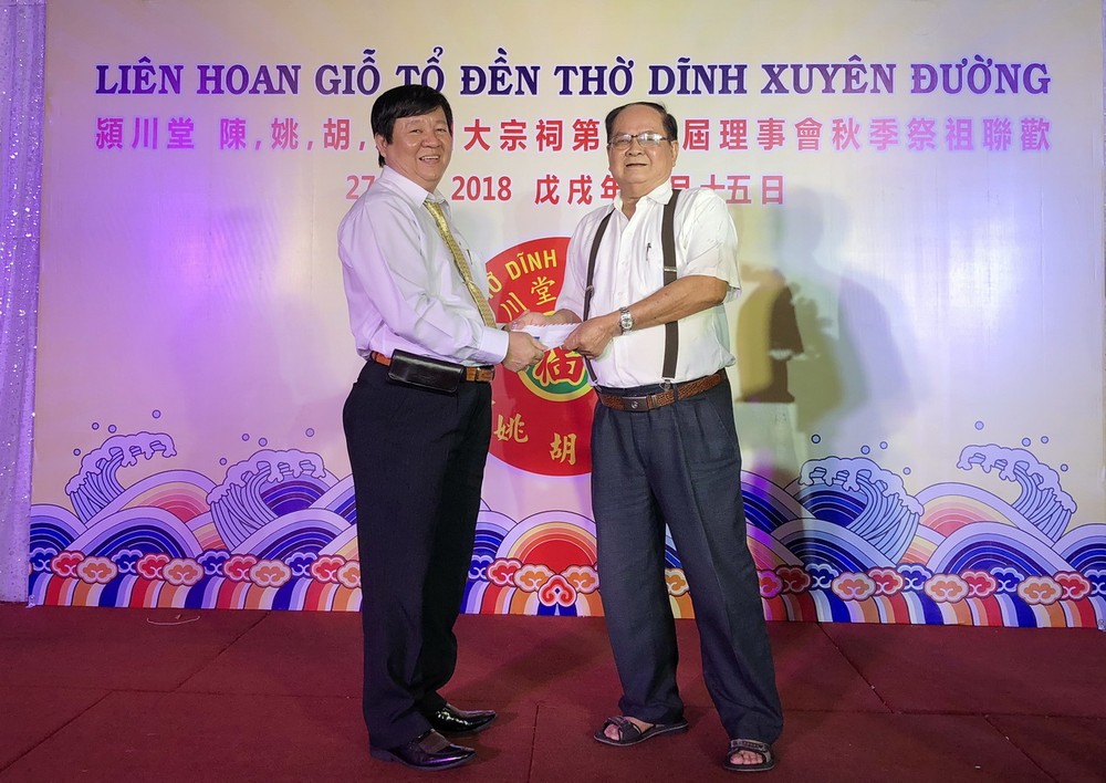 陳謙裕理事長(左)轉交善款給郡祖國陣線委員會代表。