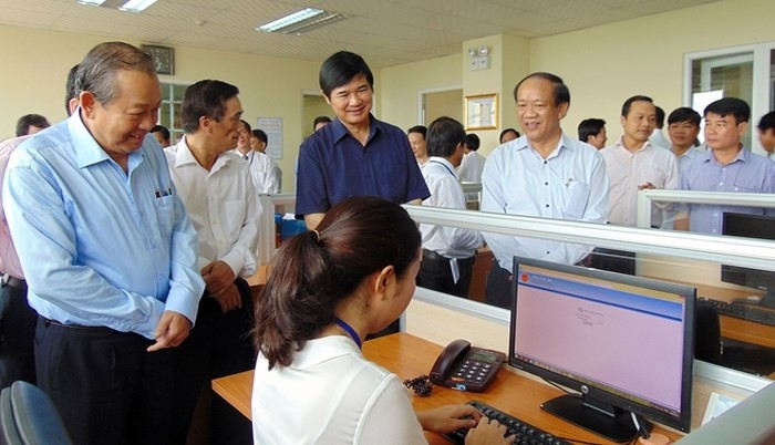 政府常務副總理張和平親往視察廣南省稅務局的行政改革工作。（圖源：玉詩）