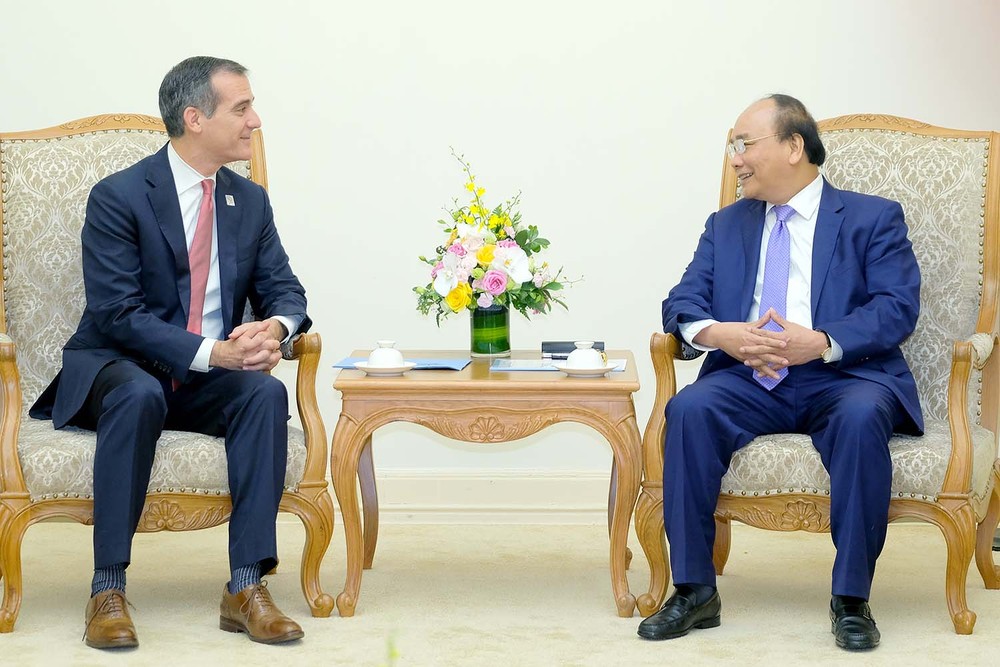 政府總理阮春福（右）接見美國洛杉磯市長埃里克‧加希提閣下。（圖源：VGP）