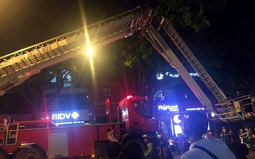 消防隊採用雲梯車營救被困在火警中的 5 人。（圖源：FB）