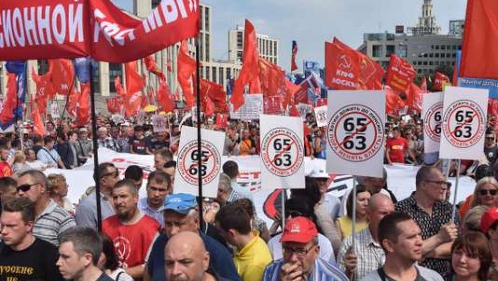 不滿法定退休年齡延後 數万俄羅斯人上街示威。（圖源：AFP）