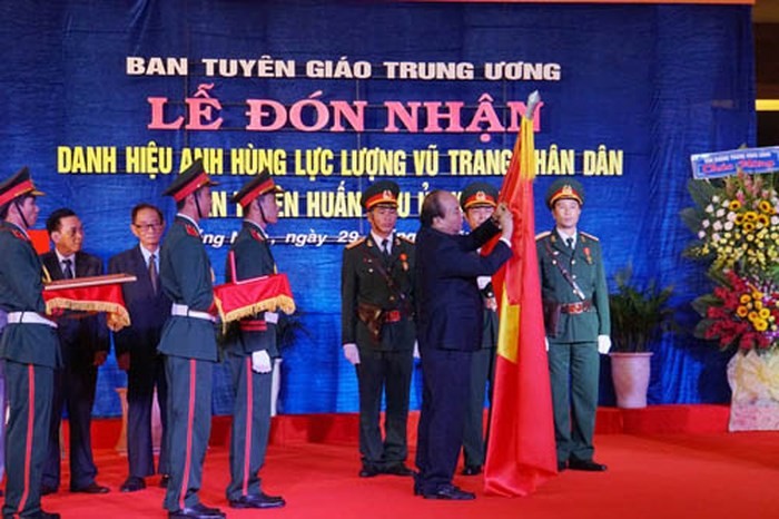 政府總理阮春福向第五區區委宣訓處授予 “人民武裝力量英雄”稱號。（圖源：VGP/世峰）