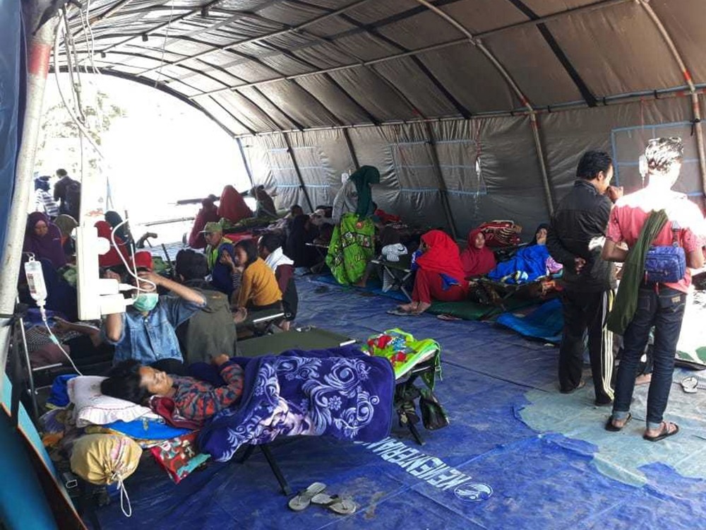 地震部分傷者棲身在臨時庇護中心接受治療。（圖源：AP）