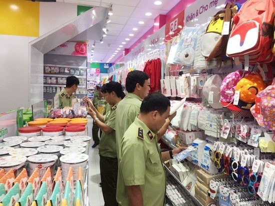 市場管理隊在檢查寶貝公司的某一連鎖店內擺售的貨品。（圖源：馮山）