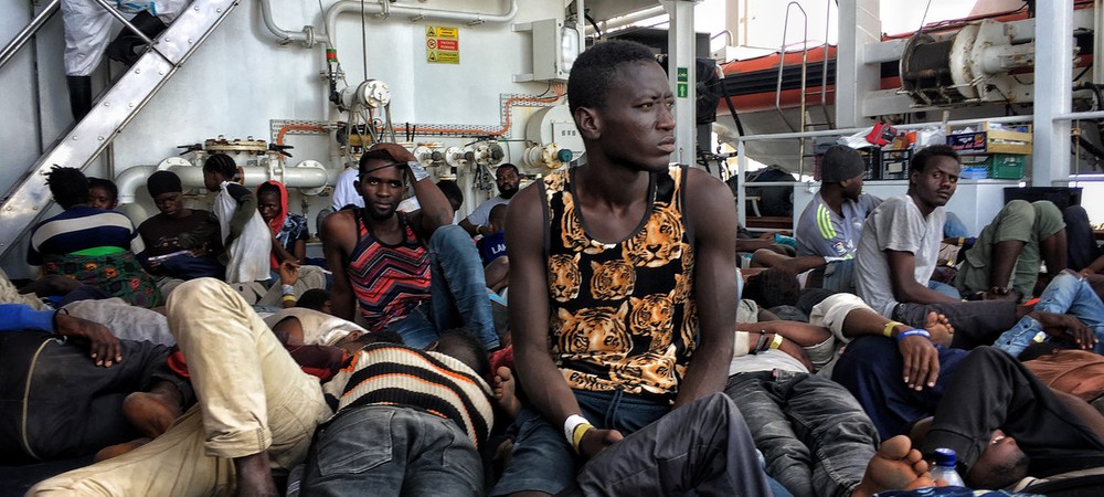 乘坐的船隻在利比亞海岸傾覆後，被意大利海岸警衛隊救起的難民。聯合國難民署指出，許多難民在利比亞落入人口販運分子之手，或是在前往歐洲尋求庇護的途中葬身大海，急需法律途徑保障難民安全。（圖源：聯合國難民署）