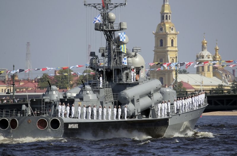 在聖彼得堡參加閱兵的軍艦。（圖源：AP）