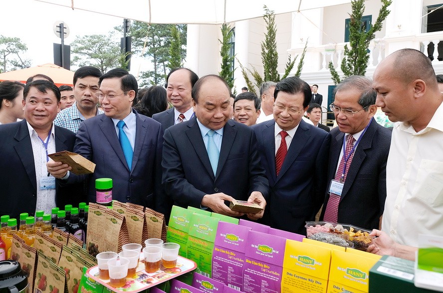 政府總理阮春福參觀農業加工產品展位。（圖源：光孝）