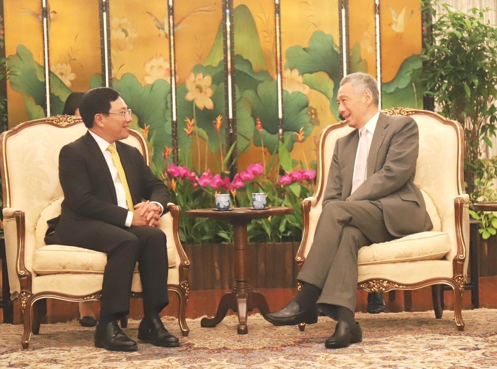 范平明副總理與新加坡總理李顯龍會談。（圖源：越通社）