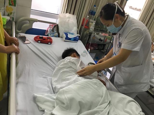 被自家狗咬掉部分右唇的7歲男孩在醫院接受治療中。（圖源：BSCC）