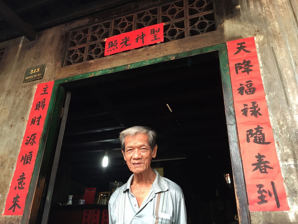 劉仁清站在他位於新福街上的房子門前。