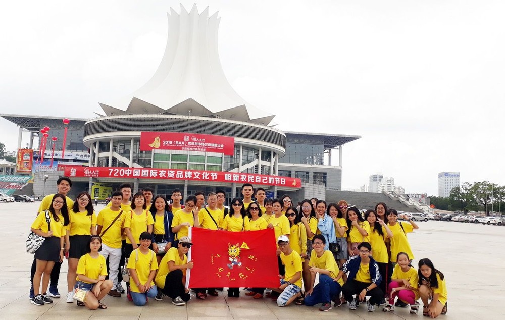 參加夏令營的啟秀華文中心學生在中國留影。