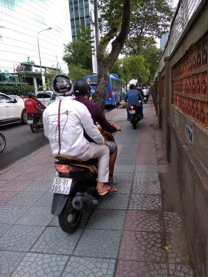 摩托車行駛在人行道上是屢見不鮮的事。
