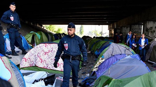 法國警察在移民撤離營地後進行檢查留下的帳篷。（圖源：PressTV）