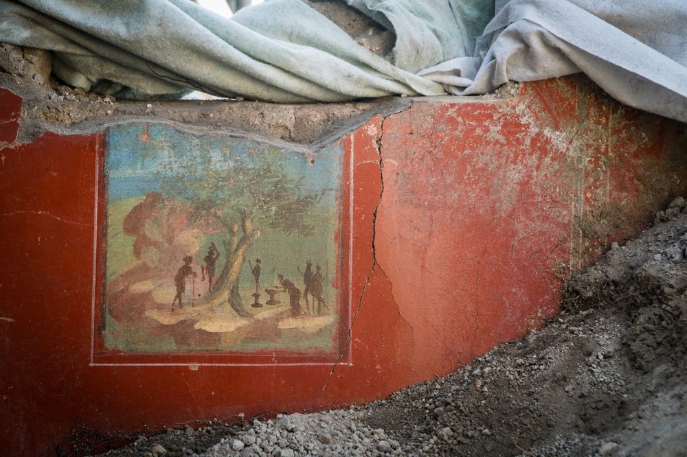考古人員日前在意大利坎帕尼亞龐貝古城遺址發現新的遺跡“丘比特之屋”。其中，人們還發現了幾幅保存完好的壁畫。龐貝古城在公元79年維蘇威火山的噴發中被毀。（圖源：互聯網）