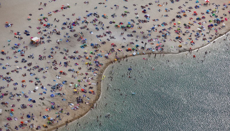 8月4日，歐洲遭遇極端高溫天氣，德國海灘人滿為患。（圖片來源：視覺中國）