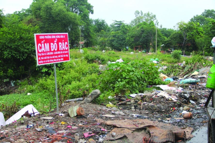 儘管標有禁倒垃圾告示牌，也禁止不了居民倒垃圾，終反成垃圾堆放場。（圖源：河長）