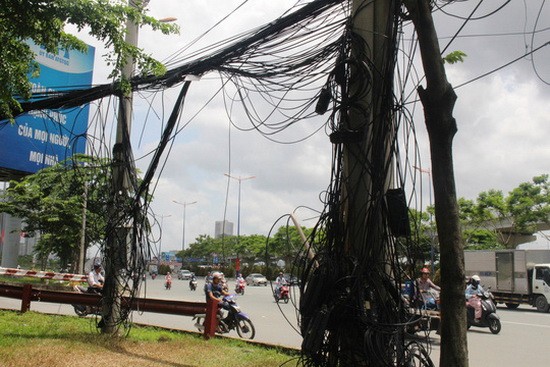 阮友景街某電線杆的電線、電纜密佈。