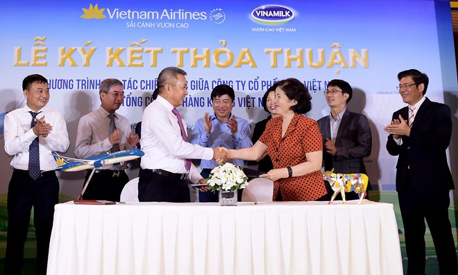 越南航空公司與越南奶品公司領導簽署合作協議書。（圖源：黃燕）
