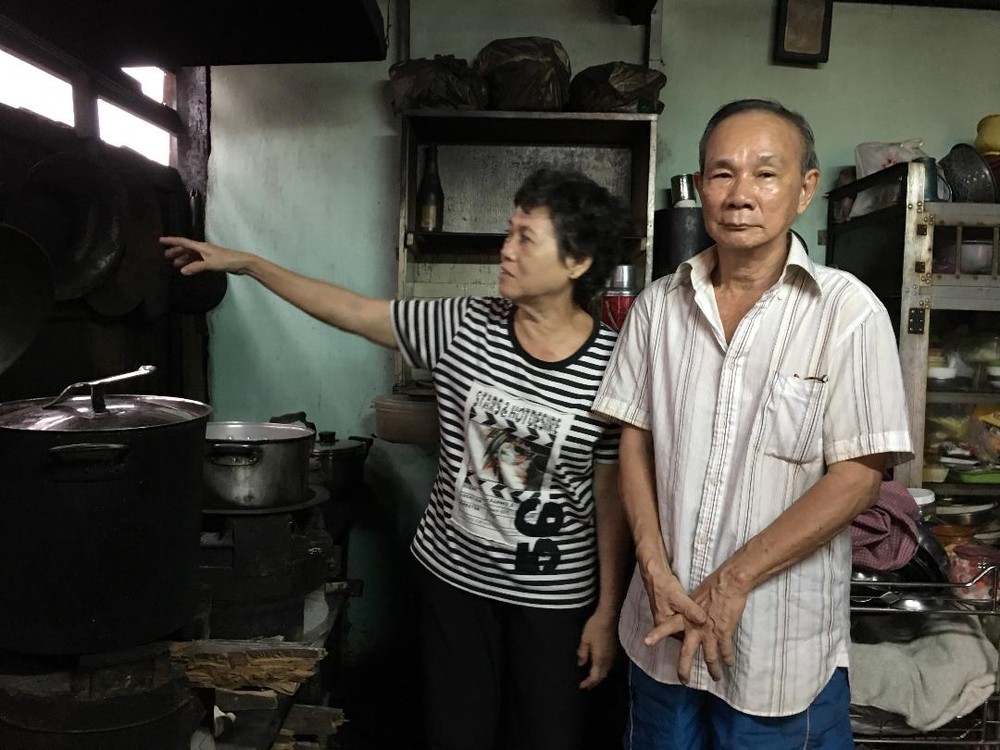 孔濟河夫婦指著不確保消防安全的使用燒柴的廚房。