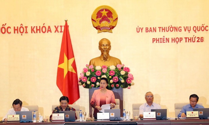 國會主席阮氏金銀（中）在國會常務委員會第26次會議上致開幕詞。（圖源：仲德）