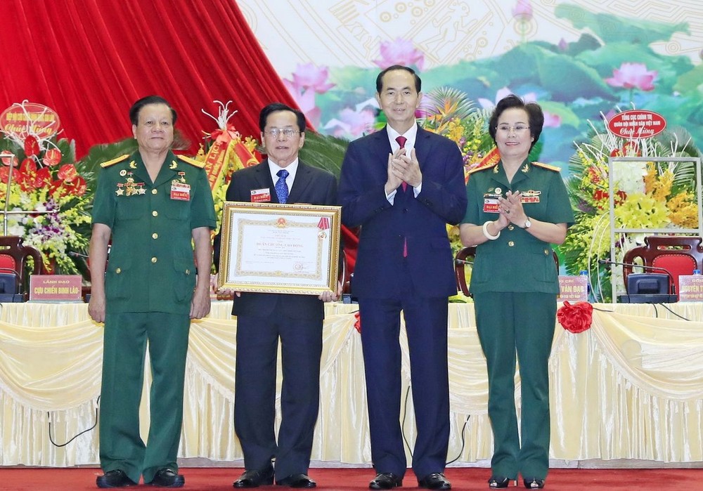 國家主席陳大光向越南退伍軍人企業家協會 頒授三等勞動勳章。（圖源：顏創）