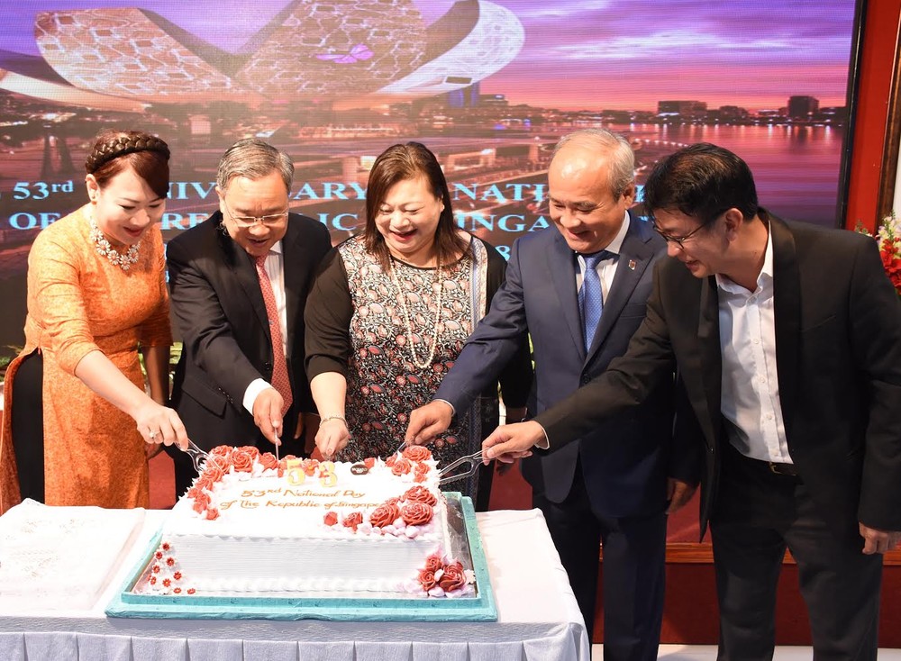 雙方領導代表切蛋糕慶祝國慶。