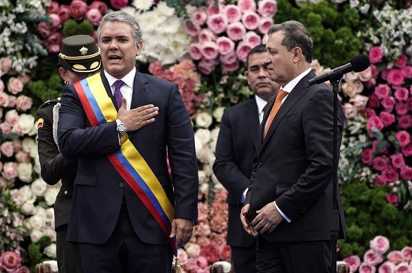 哥倫比亞新任總統杜克（前左）當地時間7日在首都波哥大市中心玻利瓦爾廣場宣誓就職，正式開始為期四年的總統任期。（圖源：新華網）