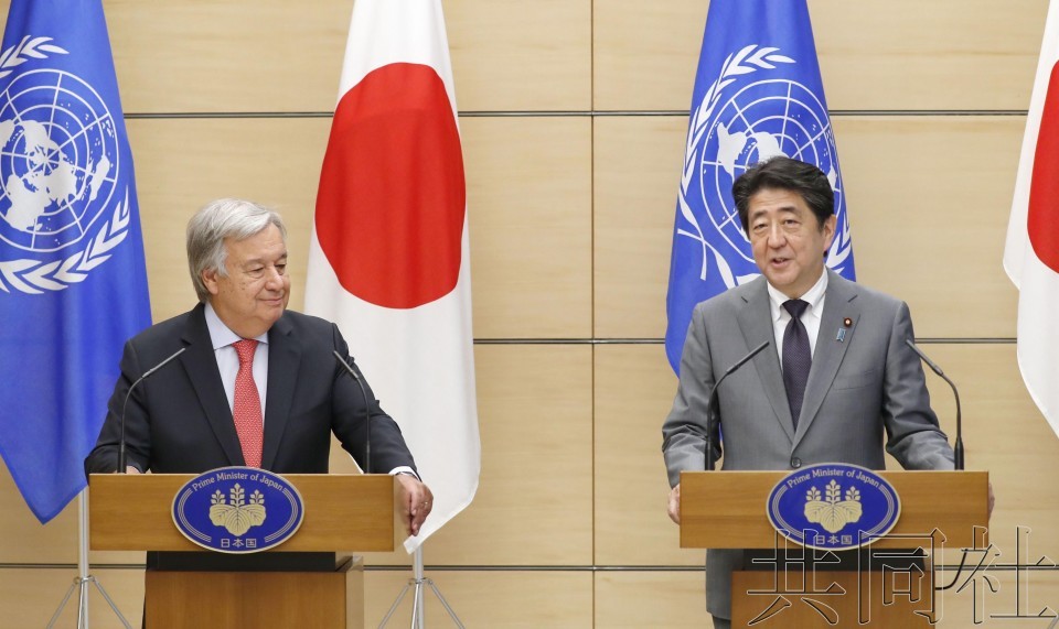 日本首相安倍晉三(右)8日在官邸與聯合國秘書長古特雷斯舉行會談。（圖源：共同社）
