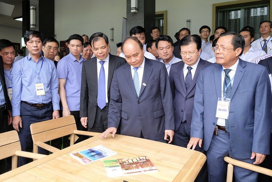 政府總理阮春福與各代表參觀木傢具展。（圖源：光孝）