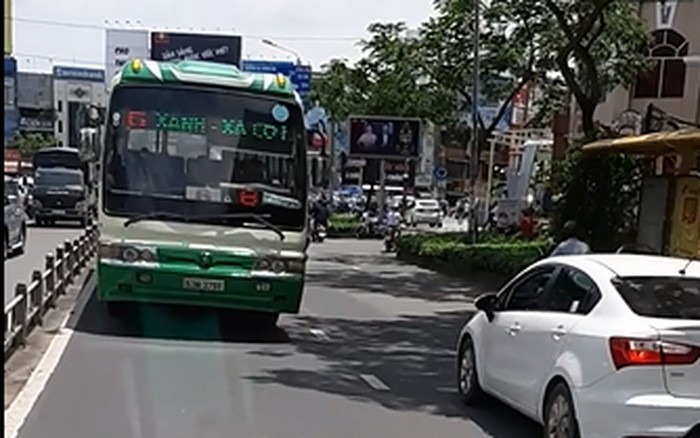 一輛大型巴士逆向並迎面駛至卡車。（圖源：行車記錄視頻截圖）