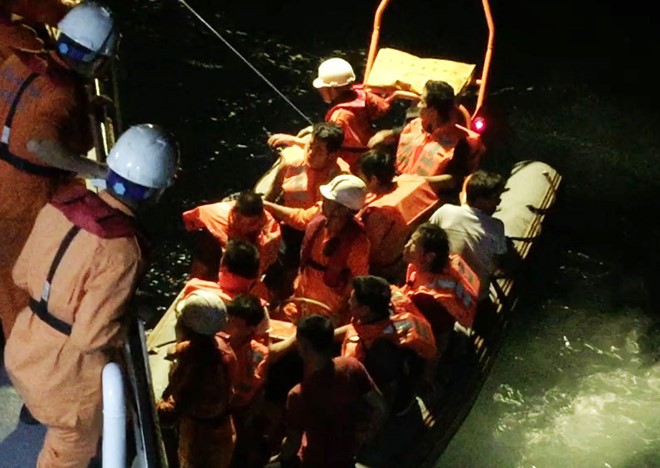 航海救援隊成功營救11名海上遇險的船員。（圖源：MRCC）