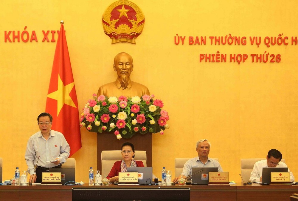 國會副主席馮國顯（左一）主持會議並發言。（圖源：楊江）
