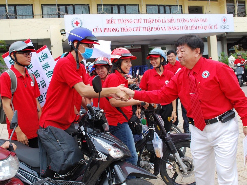 市紅十字會副主席、溫陵會館理事長張子諒在出發儀式上動員志願者。