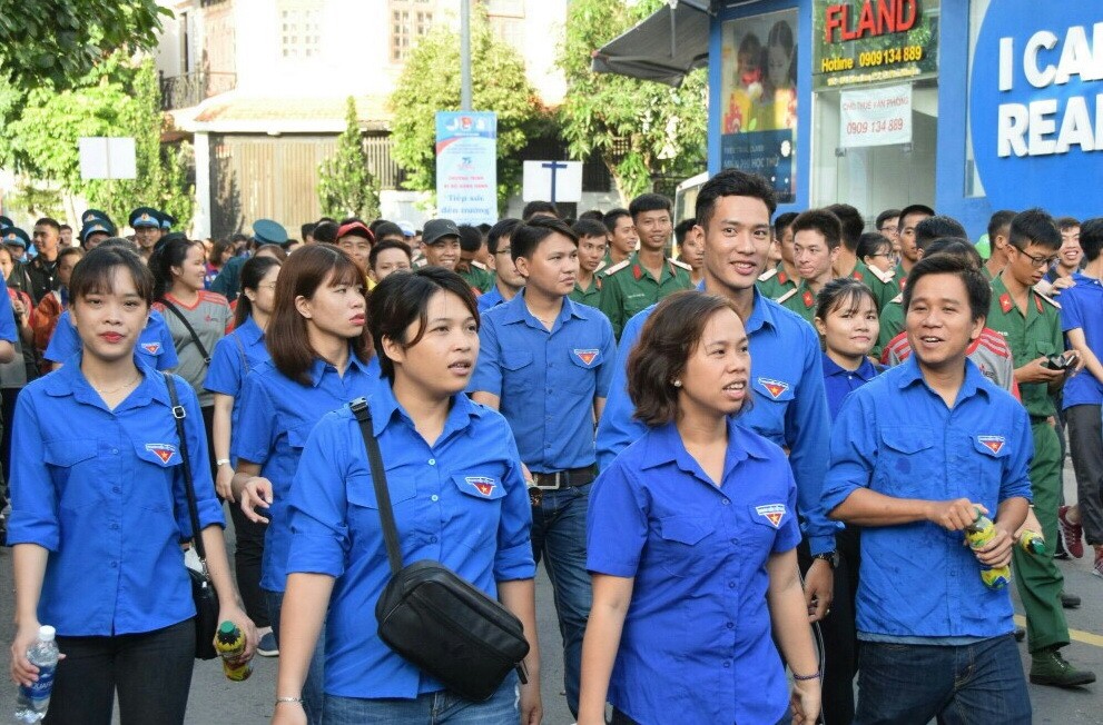 志願青年參加“接力上學徒步運動”。