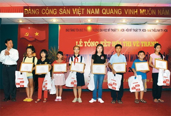 圖為第十三屆“胡志明市少兒與孫伯伯”繪畫比賽頒獎儀式一瞥。