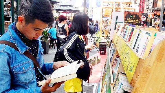青年讀者在市書香街購買史書。