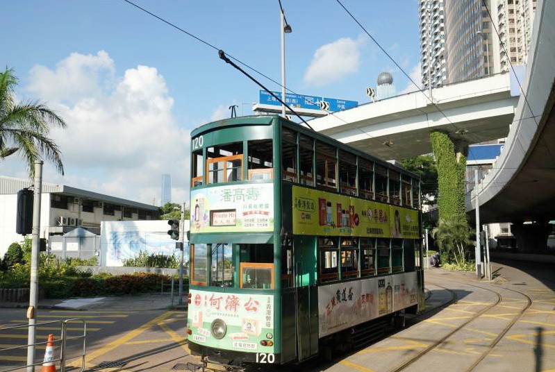 圖為香港碩果僅存的複製版第五代電車——編號120電車。（圖源：互聯網）