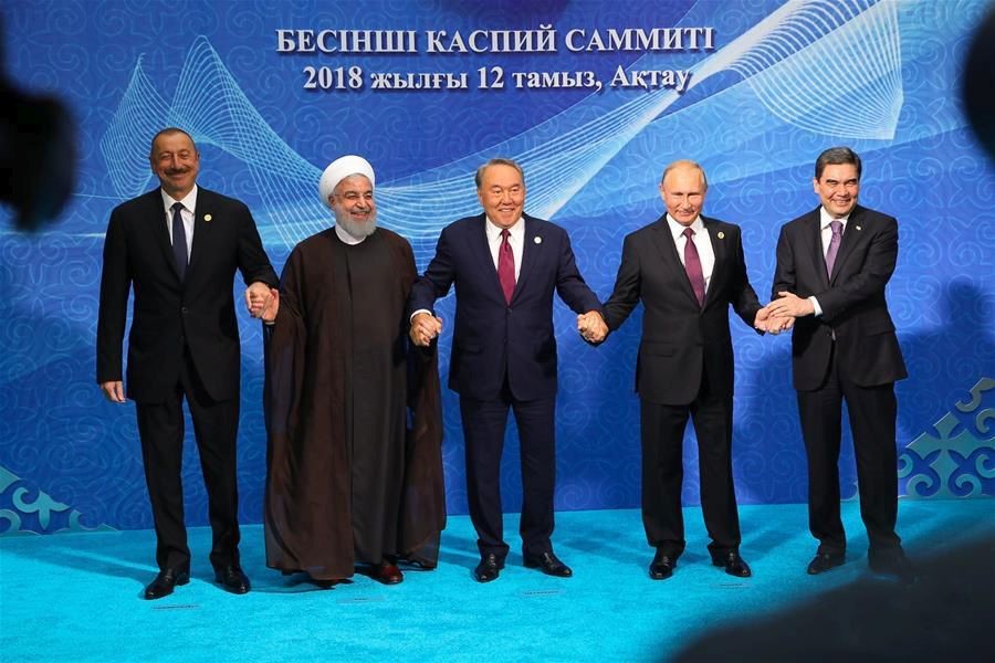 8月12日，在哈薩克斯坦阿克套，哈薩克斯坦總統納扎爾巴耶夫（中）、俄羅斯總統普京（右二）、阿塞拜疆總統阿利耶夫（左一）、土庫曼斯坦總統別爾德穆哈梅多夫（右一）、伊朗總統魯哈尼在舉行會晤前集體會見記者並合影。（圖源：新華網）