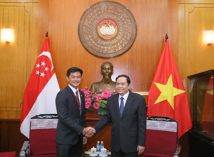 越南祖國陣線中央委員會主席陳清敏接見新加坡人民協會執行理事長德斯蒙德‧坦恩。（圖源：光榮）
