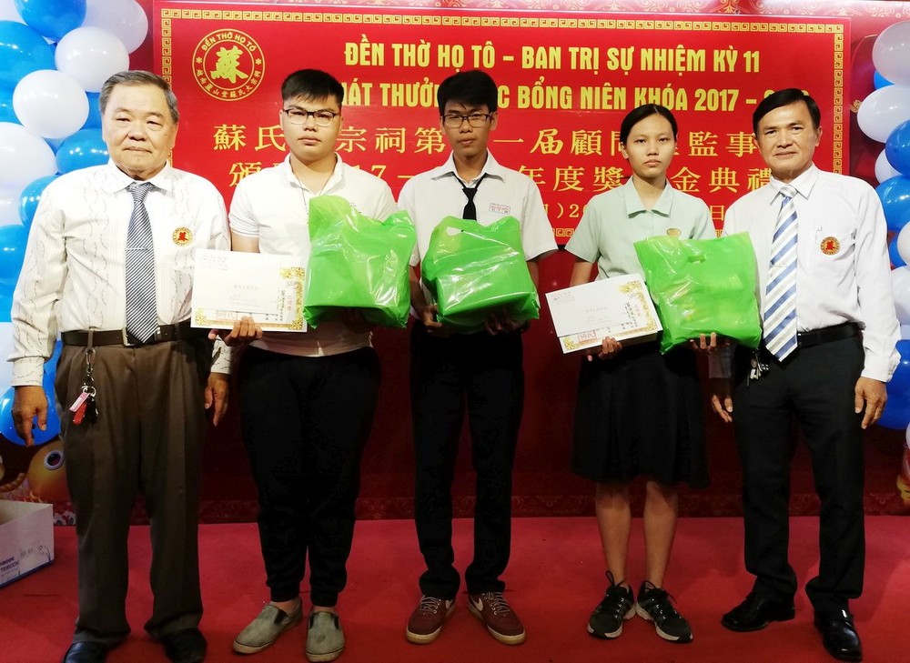 理事長蘇漢光（左）頒獎給各優秀生合照。