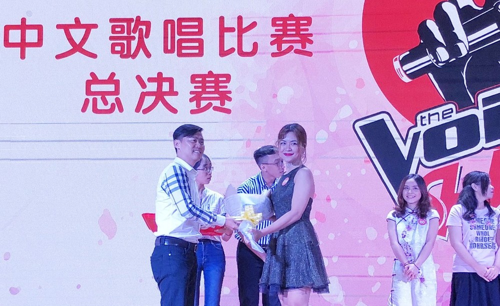 陳氏霞兒(前右)以《她說》一曲奪得SHZ華語歌唱比賽冠軍。