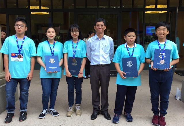 參加2018年世界奧林匹克數學比賽得獎的5名學生同老師合照。