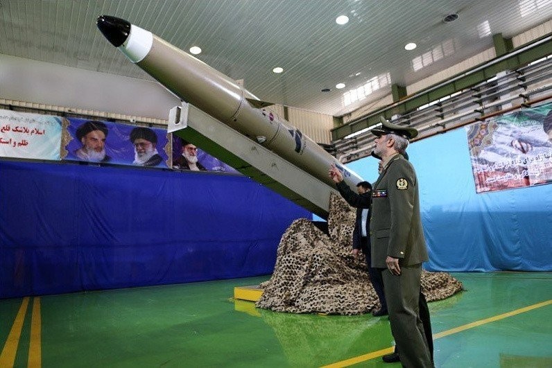 伊朗國防部長公佈新一代征服者(Fateh Mobin)彈道導彈。（圖源：AFP）