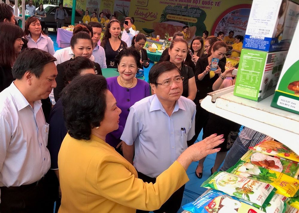 市人委會主席阮成鋒參觀企業的新產品。