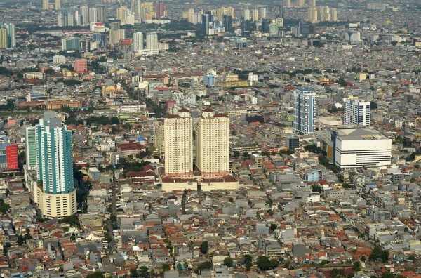 由於石油開採，過度抽取地下水和海平面上升，印尼首都雅加達成為全球下沉最快的城市。（圖源：AFP）