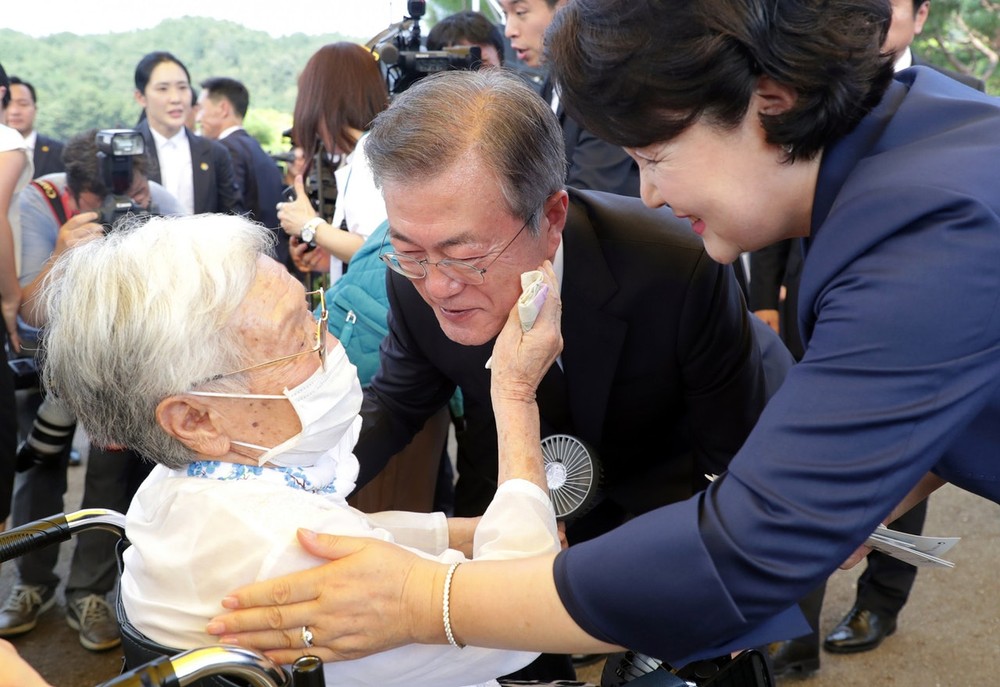韓國總統文在寅14日偕夫人金正淑，一同出席於忠清南道天安市舉行的慰安婦紀念活動。（圖源：視覺中國）