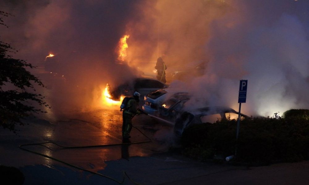 瑞典一個晚上有80輛車被燒，消防隊疲於奔命。（圖源：互聯網）